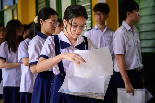 Theo quy định, thí sinh được phép mang vào phòng thi các vật dụng phục vụ làm bài như bút viết, bút chì, thước kẻ, êke, dụng cụ vẽ hình và máy tính cầm tay không có chức năng soạn thảo văn bản, không có thẻ nhớ và không kết nối Internet. Trong khi đó, các vật dụng như giấy than, bút xóa, đồ uống có cồn, tài liệu, thiết bị thu phát sóng, ghi âm, ghi hình hoặc bất kỳ phương tiện nào có khả năng hỗ trợ gian lận đều bị cấm tuyệt đối.
