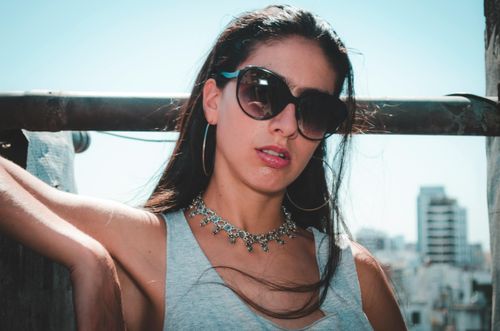  Mùa hè này, trang sức không còn là điểm nhấn phụ. Ảnh: Nicolas Postiglioni/Pexels.