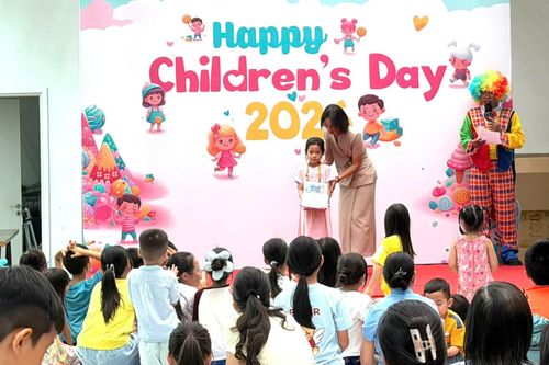 Phạm Khánh Hân, lớp 2/6, Trường Tiểu học Lương Thế Vinh, nhận giải nhất cuộc thi giới thiệu sách "Review sách hay - Ẵm ngay giải xịn". 