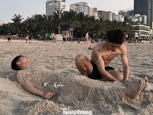  Không chỉ người lớn tuổi, nhiều bạn trẻ cũng áp dụng phương pháp này. "Mình thường ra biển từ lúc 4h30 để chạy bộ, thấy nhiều người lớn tuổi chôn mình dưới cát mình cũng làm theo và thấy thật thư giãn, thoải mái", bạn Hoàng Quốc Khánh, 21 tuổi, hiện là sinh viên tại Đà Nẵng chia sẻ. 