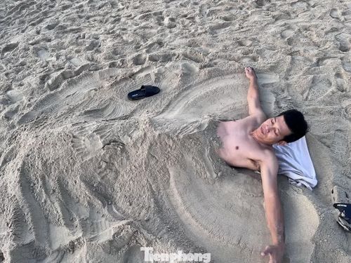  Anh Đỗ Xuân Hoài tự đắp cát lên người mỗi buổi sáng tại bãi biển Mỹ Khê. "Tôi bị bệnh gai cột sống và thoát vị đĩa đệm, sau thời gian nằm chôn cát tắm biển kết hợp với phương pháp Đông y, thấy bệnh tình cải thiện rõ rệt, mỗi lần chôn cát xong thấy người nhẹ nhõm hẳn". 