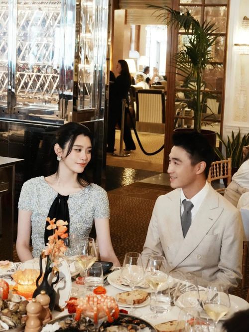  Đi kèm hộp quà là tấm thiệp với nội dung: “Cảm ơn bạn đã ghé thăm câu chuyện của chúng tôi. Chúng tôi muốn chia sẻ khoảnh khắc yêu thương và hạnh phúc này với bạn”. Một số khách mời, bao gồm ca sĩ Jackson Wang (thành viên nhóm GOT7) đã có mặt tại Pháp để chuẩn bị dự lễ cưới. Cặp đôi đăng ký kết hôn vào tháng 7/2019 và hiện có hai con, gồm một trai và một gái. Tuy nhiên, kế hoạch tổ chức đám cưới của họ từng nhiều lần bị trì hoãn do gia đình Hà Du Quân dành thời gian để tang cố tỷ phú Hà Hồng Sân. 