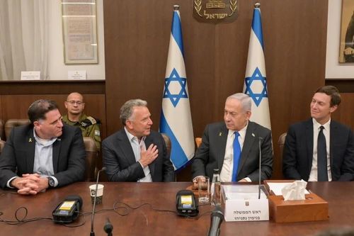  Đặc phái viên Mỹ Steve Witkoff và Jared Kushner cùng tham dự cuộc họp nội các Israel với Thủ tướng Benjamin Netanyahu và một số quan chức Israel khác về thỏa thuận ngừng bắn ở Gaza. Ảnh: Văn phòng báo chí Chính phủ Israel. 