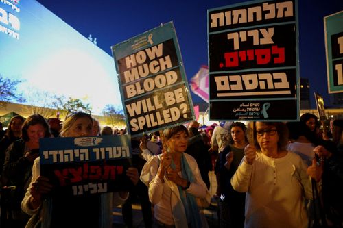  Người dân Israel tham gia cuộc biểu tình phản đối Thủ tướng Benjamin Netanyahu và chính phủ của ông tại Tel Aviv (Israel) ngày 25/4. Ảnh: Reuters.