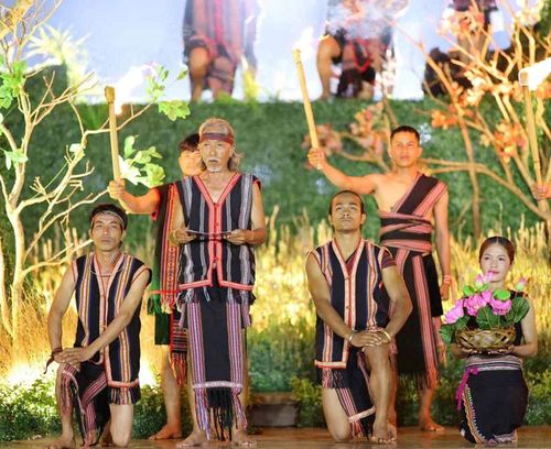 Ông Siu Tua đọc lại bức thư của Chủ tịch Hồ Chí Minh gửi đến Đại hội các dân tộc thiểu số miền Nam tại Pleiku