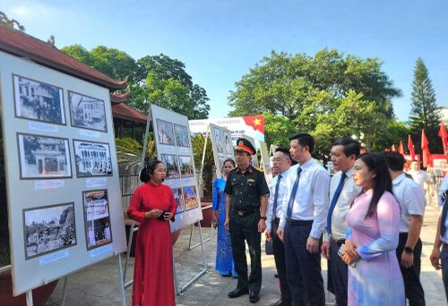 Đại biểu tham quan triển lãm