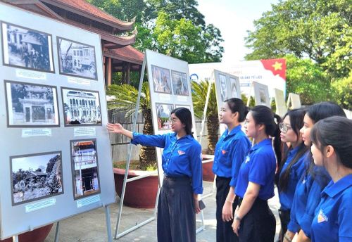 Học sinh, sinh viên tìm hiểu triển lãm