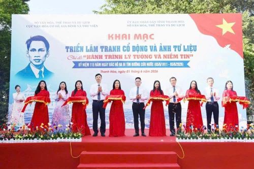 Các đại biểu thực hiện nghi thức khai mạc triển lãm “Hành trình lý tưởng và niềm tin”