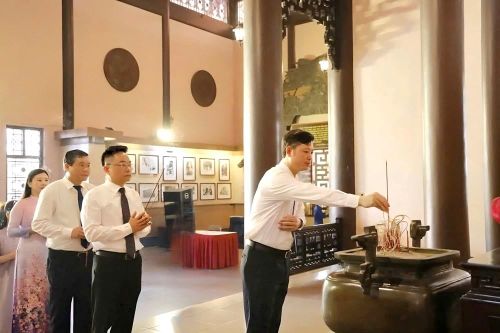 Các đại biểu dâng hương tưởng nhớ Chủ tịch Hồ Chí Minh trước khi tham dự lễ khai mạc triển lãm