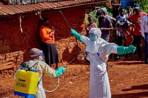 Lực lượng y tế tiến hành khử trùng sau khi tiếp xúc với người nhiễm Ebola tại CHDC Congo Ảnh: REUTERS