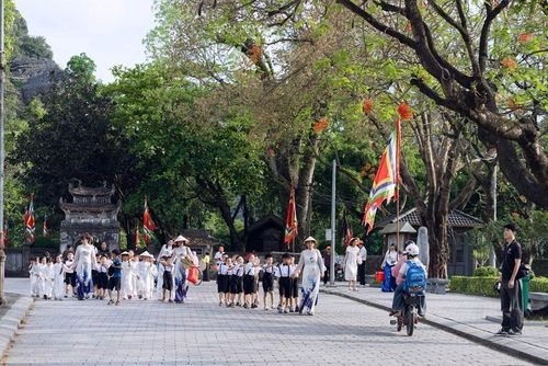 Đoàn khách nhí xếp hàng ngay ngắn, trật tự và giữ gìn vệ sinh khi tham quan trong khu di tích
