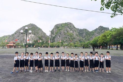 Các em chụp ảnh lưu niệm tại khu vực Sân lễ hội