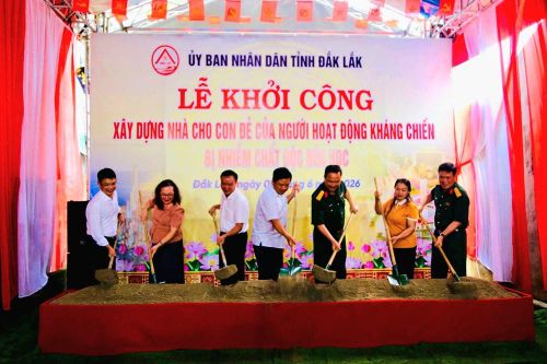 Các đại biểu thực hiện nghi thức khởi công chương trình xây dựng nhà ở cho con nạn nhân chất độc da cam tại Đắk Lắk