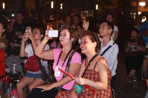 Nhiều khán giả lớn tuổi xúc động khi nghe lại những ca khúc đã gắn với tuổi thơ của mình