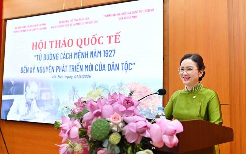 Bà Lê Thị Phượng, Giám đốc Khu Di tích Chủ tịch Hồ Chí Minh tại Phủ Chủ tịch phát biểu tại Hội thảo