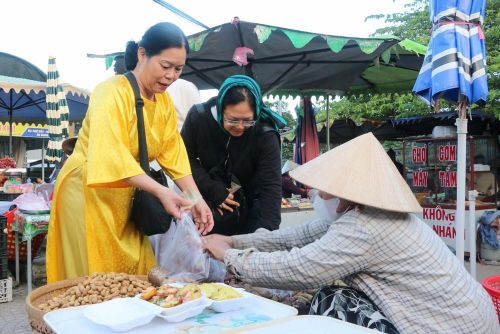 Du khách mua đặc sản ở chợ Mây. Ảnh: Công Mạo - TTXVN