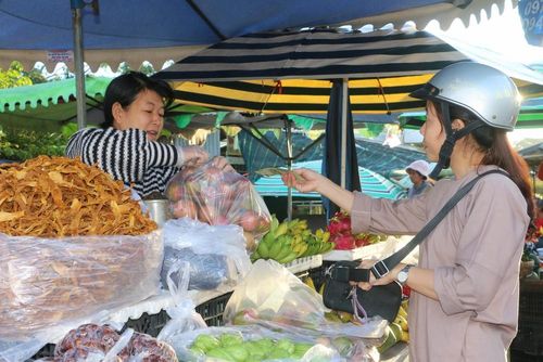 Chợ mây bán nhiều nhất là các trái cây, rau rừng đặc sản chỉ riêng núi Cấm có. Ảnh: Công Mạo - TTXVN