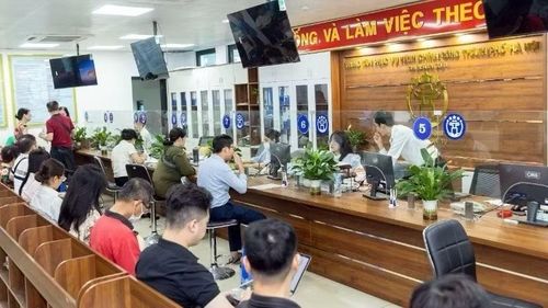 Người dân đến giải quyết thủ tục hành chính tại Trung tâm Phục vụ Hành chính công, chi nhánh số 3, phường Đống Đa, Hà Nội. (Ảnh: Báo Nhân Dân)