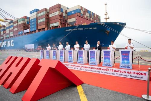 Cảng Container quốc tế Hateco (ảnh trái) và lễ đón siêu tàu COSCO SHIPPING AQUARIUS cập cảng Container quốc tế Hateco. (Ảnh: ĐÀM THANH)