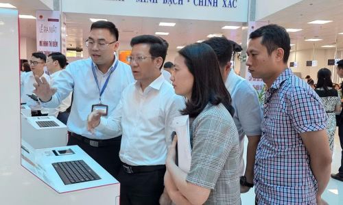 Trung tâm Phục vụ hành chính công tỉnh Quảng Ninh triển khai mô hình thí điểm Kiosk thông minh phục vụ người dân và doanh nghiệp. (Ảnh QUANG THỌ).