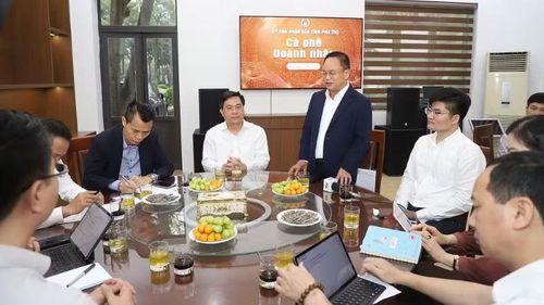 Chủ tịch Ủy ban nhân dân tỉnh Trần Duy Đông làm việc với Công ty TNHH Điện tử BYD Việt Nam, Khu công nghiệp Phú Hà, tỉnh Phú Thọ (ảnh bên trái). Chương trình Cà phê doanh nhân của tỉnh Phú Thọ với sự chủ trì của Chủ tịch Ủy ban nhân dân tỉnh Trần Duy Đông (ảnh bên phải). (Ảnh: HÀ HỒNG HÀ)