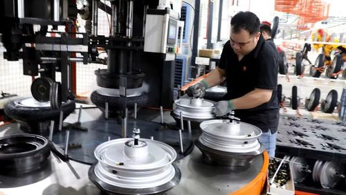 Sản xuất xe máy điện tại nhà máy Yadea khu công nghiệp Tân Hưng, Bắc Ninh. (Ảnh ĐẶNG GIANG)
