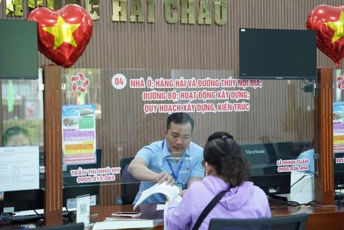 Người dân đến giải quyết thủ tục hành chính tại Trung tâm Cung ứng dịch vụ Sự nghiệp công phường Hải Châu, thành phố Đà Nẵng. (Ảnh: ANH ĐÀO)