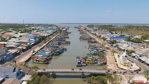 Cảng cá Định An, xã Đại An, nằm trong khu kinh tế Định An, tỉnh Vĩnh Long, hằng ngày có nhiều lượt tàu đánh bắt xa bờ cặp cảng.