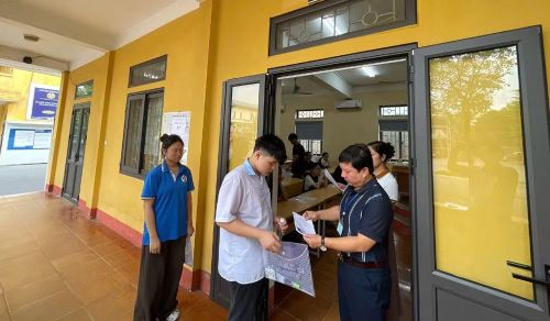 Thí sinh làm thủ tục thi tại điểm thi Trường trung học phổ thông Công nghiệp Việt Trì.