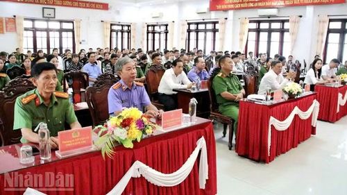 Đại biểu tham dự buổi lễ.