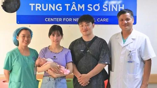 Bác sĩ Trung tâm Sơ sinh chúc mừng em bé.