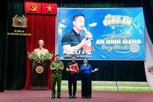 Ngay sau lễ khai mạc, Đồng chí Ngô Minh Hiếu - Giám đốc Dự án Chống lừa đảo - Thành viên Hiệp hội An ninh mạng Quốc gia Việt Nam đã giảng chuyên đề đầu tiên cho các chiến sĩ nhí với sự tham gia của cả các phụ huynh về “An toàn an ninh mạng trong thời đại AI”.