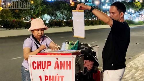 Mỗi bức ảnh được trao tận tay du khách là một khoảnh khắc đáng nhớ mà bà Thơ đã âm thầm lưu giữ suốt hơn một thập kỷ làm nghề.