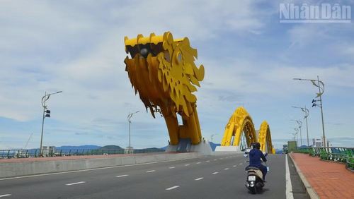 Cầu Rồng là một trong những cây cầu biểu tượng của Đà Nẵng, hấp dẫn du khách lưu giữ những khoảnh khắc tại đây.