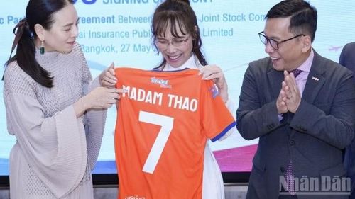 Madam Pang trao tặng áo thể thao cho Tiến sĩ Nguyễn Thị Phương Thảo.