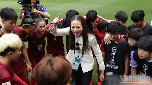 Madam Pang đã nhiều lần đến Việt Nam cùng các đội tuyển Thái Lan và luôn giành được tình cảm yêu mến từ người hâm mộ Việt Nam (Ảnh: HIẾU LƯƠNG)