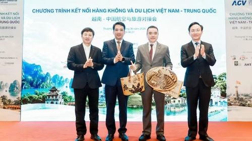 Đại diện lãnh đạo các tỉnh miền trung tặng quà lưu niệm cho các đại biểu dự chương trình.