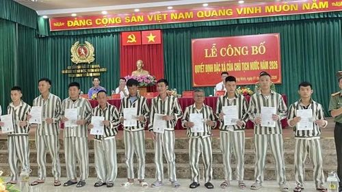 Đồng chí Hoàng Công Thủy và lãnh đạo Cục An ninh điều tra (Bộ Công an) trao Quyết định đặc xá của Chủ tịch nước cho các phạm nhân.