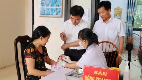 Lãnh đạo Sở Y tế tỉnh Ninh Bình kiểm tra công tác cho trẻ uống bổ sung vitamin A tại các điểm.
