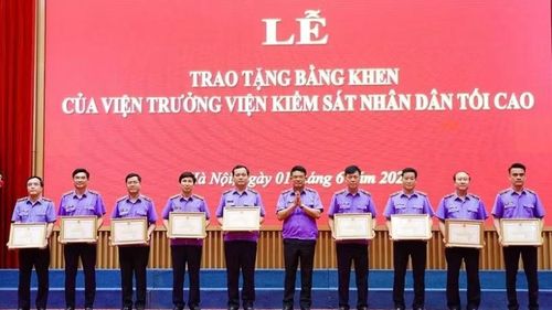 Viện trưởng Viện Kiểm sát nhân dân tối cao đã tặng Bằng khen cho các tập thể, cá nhân.