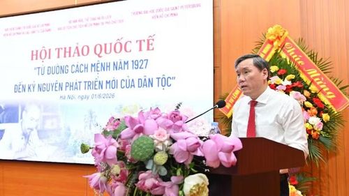 Giáo sư, Tiến sĩ Lê Văn Lợi trình bày tham luận. (Ảnh: Ban tổ chức)