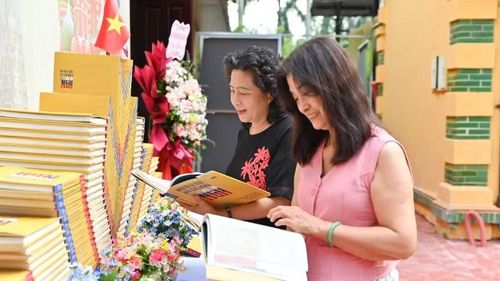 Tìm hiểu cuốn sách “Nguyễn Ái Quốc-Hồ Chí Minh với nước Nga". (Ảnh: Ban tổ chức)