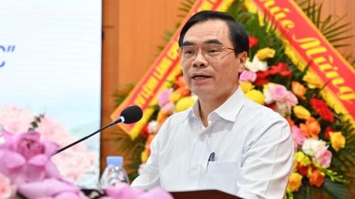 Phó Giáo sư, Tiến sĩ Dương Trung Ý trình bày tham luận. (Ảnh: Ban tổ chức)