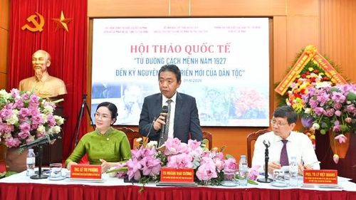 Các đại biểu chủ trì hội thảo. (Ảnh: Ban tổ chức)