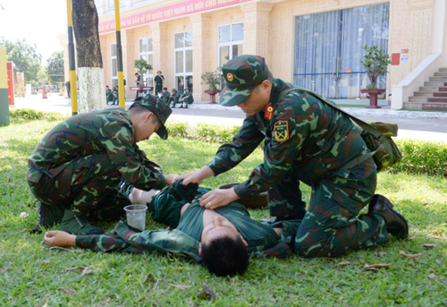 Tập huấn xử trí tình huống sơ cứu người bị say nắng, say nóng ở Tiểu đoàn Trinh sát.