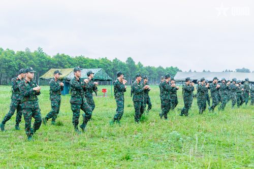 Các chiến sĩ khởi động kỹ trước khi bước vào nội dung kiểm tra ném lựu đạn xa trúng hướng. 