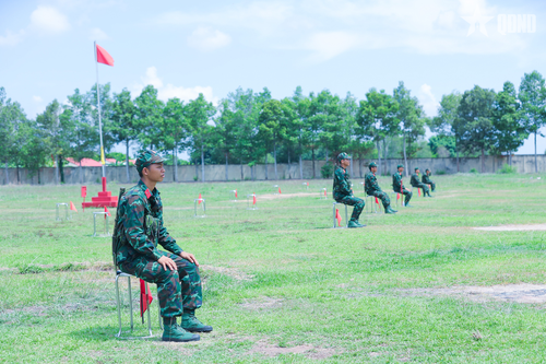 Các chiến sĩ mới tập trung quan sát, chờ đến lượt thực hiện nội dung kiểm tra. 