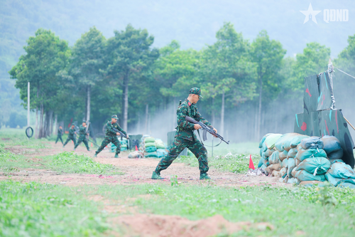  Chiến sĩ mới xung phong đánh chiếm mục tiêu sau khi hoàn thành nội dung đánh thuốc nổ. 