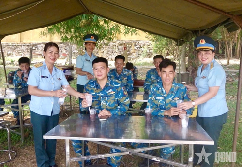 Những cốc nước giản dị được các hội viên Hội Phụ nữ Trung đoàn Radar 290 trao tận tay bộ đội.