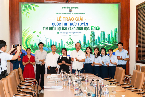 Ban tổ chức chụp ảnh lưu niệm với đại diện người chơi đạt giải tại Vòng thi trực tuyến Cuộc thi "Tìm hiểu lợi ích của Xăng sinh học E10".